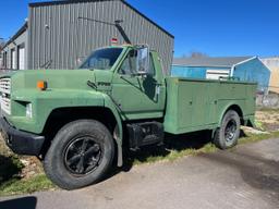 1989 Ford F700  runs sells with title