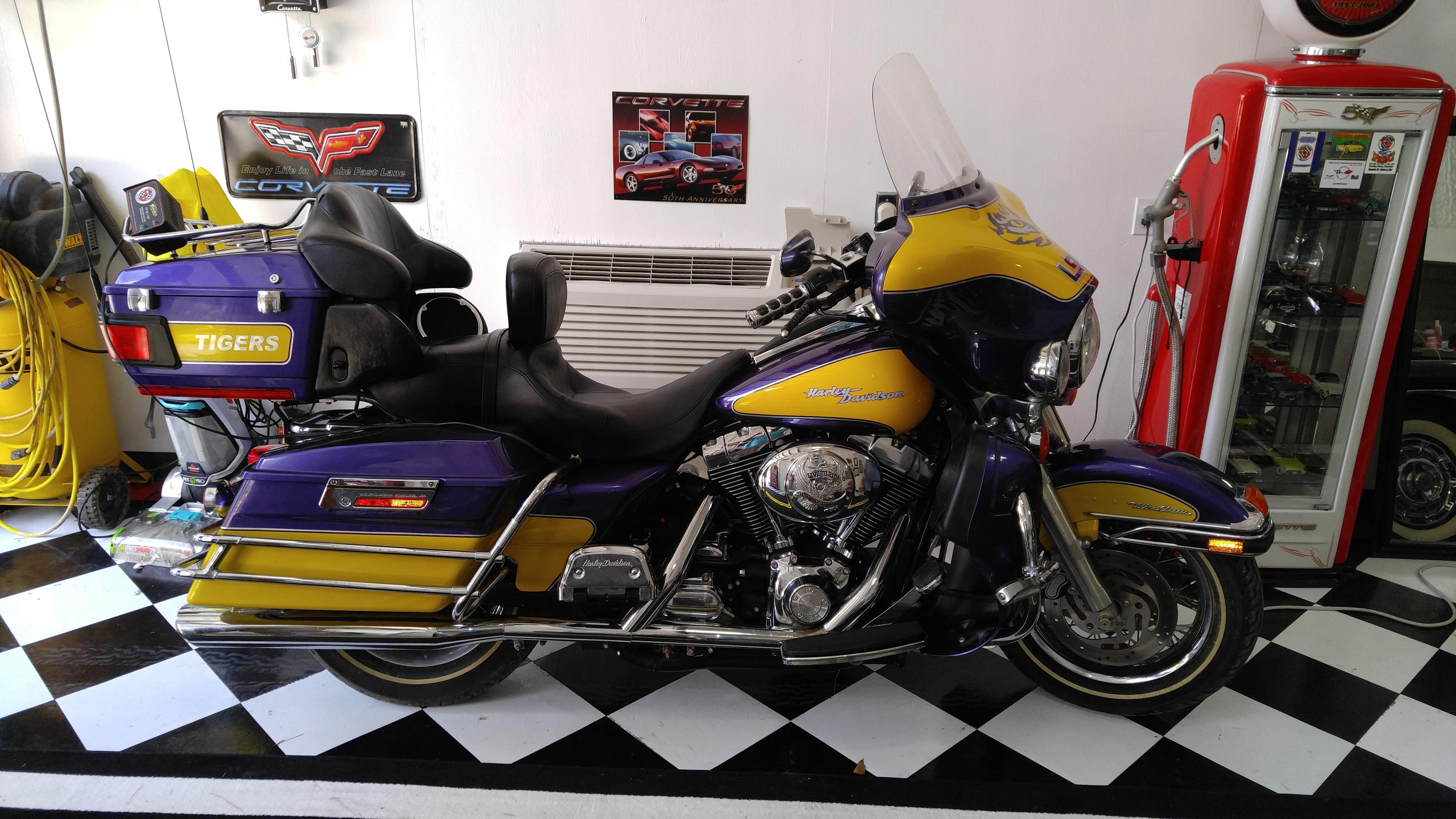 2006 Harley-Davidson Ultra Classic Electra Glide (LSU Themed Custom Paint)
