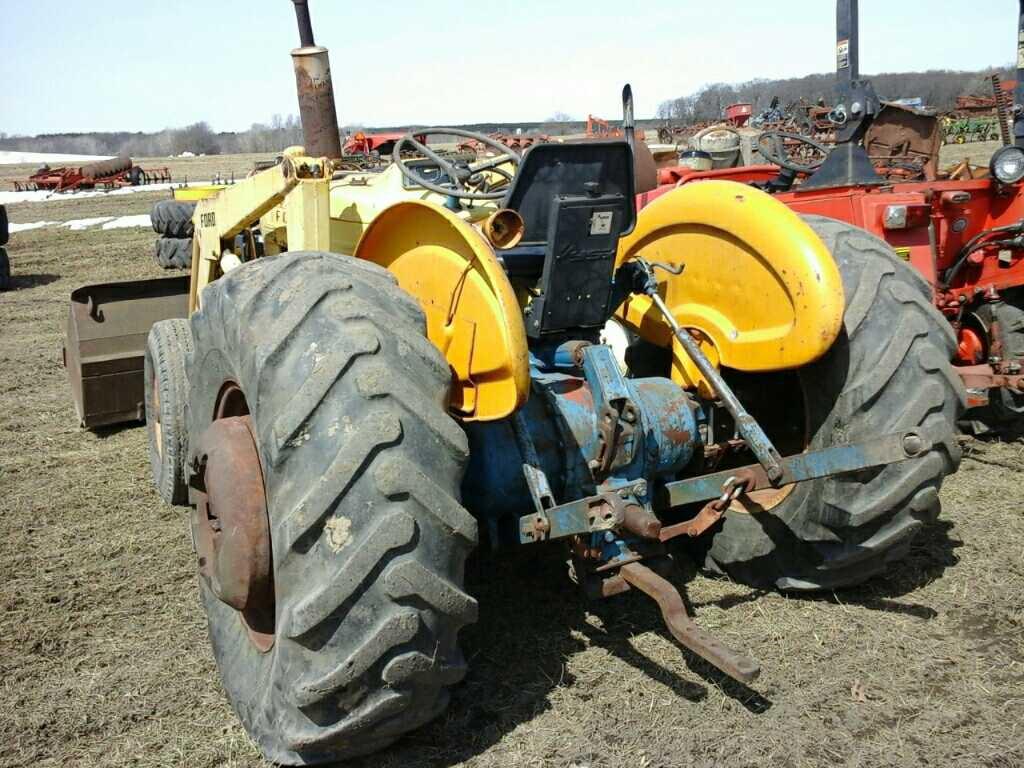 Ford 4400 Tractor w/Loader