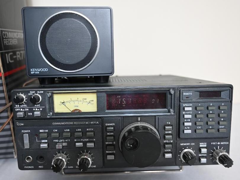 ICOM IC-R71A Communications Receiver with Box
